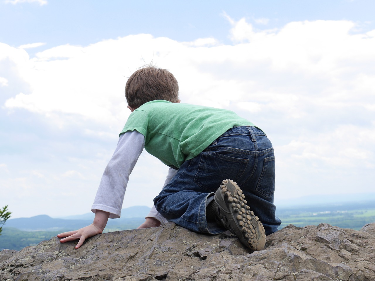 Kind klettert auf Berg