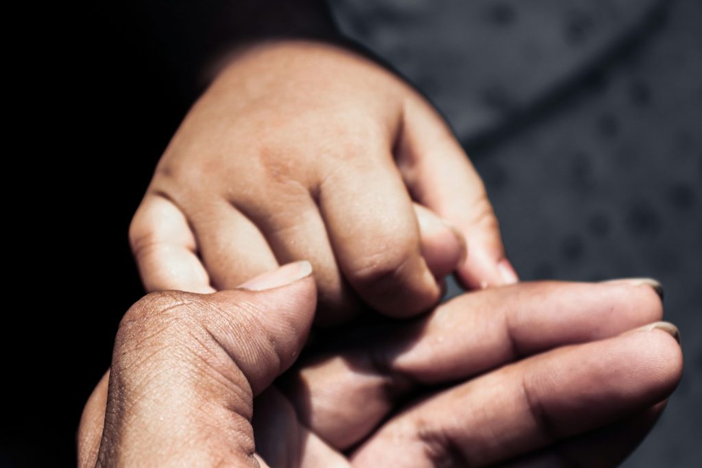 Kinderhand in einer Erwachsnenhand