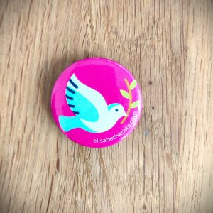 friedenstaube auf einem button mit rosa hintergrund
